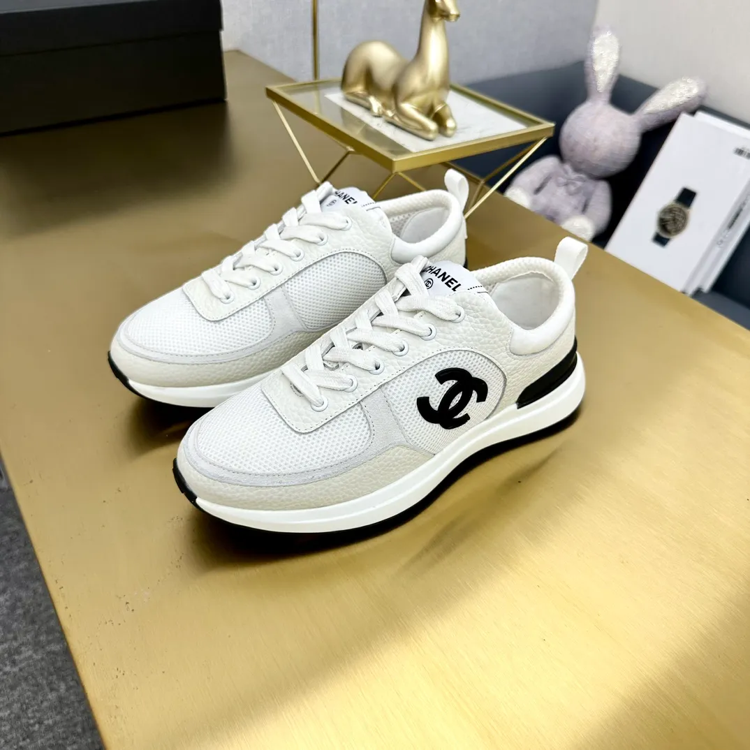 P520👟👟 Chanel - 2024 counter top casual sports shoes This classic design; the upper is electro-embroidered with a variety of techniques; the outsole is fashionable and sporty; unusually incorporating a variety of color elements... The diversified mix and match is very good-looking and versatile, suitable for leisure, fashion, sports and outdoor... ꫛꫀꪝ Go➫ Material: ❶Upper made of: original imported mercerized velvet + double-layer breathable mesh ❷The inner lining is made of: original imported breathable mesh ❸Outsole is based on: original TPU combination outsole. Full set of boutique packaging for women 35-41 and men 38-46